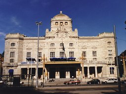 Dramaten sänker priserna